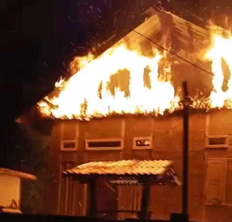 Api membakar rumah salah seorang Kades di Kabupaten Kepulauan Sula, yang diduga sengaja dilakukan oleh OTK. 