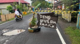 Foto spanduk berisi pesan sindiran ke Pemprov Malut. 