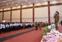 Gubernur Malut, Sherly Laos memberikan sambutan pada kegiatan penyerahan SK kepada CPNS. 