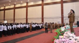 Gubernur Malut, Sherly Laos memberikan sambutan pada kegiatan penyerahan SK kepada CPNS. 