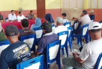 Lurah Guraping, Ardian Soleman memimpin rapat bersama dengan RT RW se-Kelurahan Guraping. 