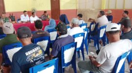Lurah Guraping, Ardian Soleman memimpin rapat bersama dengan RT RW se-Kelurahan Guraping. 