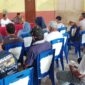 Lurah Guraping, Ardian Soleman memimpin rapat bersama dengan RT RW se-Kelurahan Guraping. 