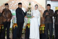 Gubernur Maluku Utara, Sherly Laos menyerahkan piala juara umum kepada Wali Kota Tidore Kepulauan, Muhammad Senen. 