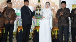 Gubernur Maluku Utara, Sherly Laos menyerahkan piala juara umum kepada Wali Kota Tidore Kepulauan, Muhammad Senen. 