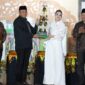 Gubernur Maluku Utara, Sherly Laos menyerahkan piala juara umum kepada Wali Kota Tidore Kepulauan, Muhammad Senen. 