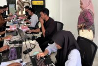 Kepala Disperkim Malut, Musyrifah Alhadaar memantau proses rekruitmen TFL.