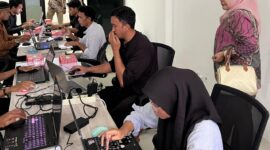 Kepala Disperkim Malut, Musyrifah Alhadaar memantau proses rekruitmen TFL.