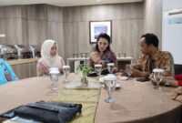 Kepala Balai Bahasa, Nukman (batik coklat) bersama tim melakukan audiensi dengan Gubernur Maluku Utara, Sherly Laos. 