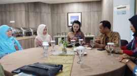 Kepala Balai Bahasa, Nukman (batik coklat) bersama tim melakukan audiensi dengan Gubernur Maluku Utara, Sherly Laos. 