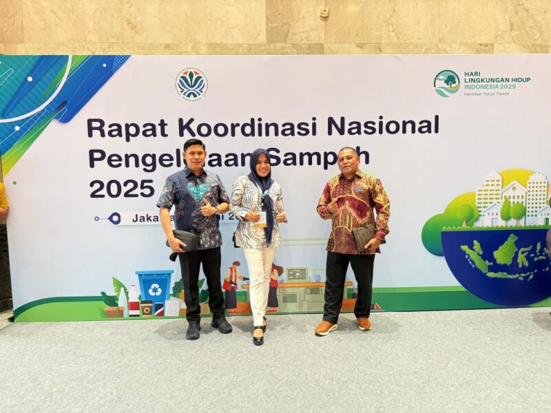 Bupati Kepulauan Sula, Fifian Adeningsi Mus didampingi Sekretaris Daerah, Muhlis Soamole bersama Plt. Kepala Inspektorat Kepulauan Sula, Kamarudin Mahdi. (Dokumentasi: Istimewa)