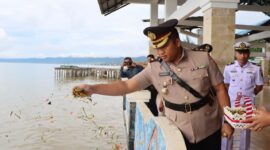 Kapolres Sula, AKBP Kodrat Muh Hartanto saat melakukan tabur bunga dalam rangka menyongsong hari Bhayangkara ke-72. 