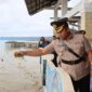 Kapolres Sula, AKBP Kodrat Muh Hartanto saat melakukan tabur bunga dalam rangka menyongsong hari Bhayangkara ke-72. 