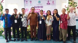 Kepala Dikbud Malut, Abubakar Abdullah bersama 4 peserta terpilih dan para juri. 