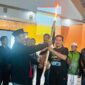 Simbol dimulainya perjuangan, acara ditutup dengan penyerahan obor perjuangan oleh tokoh senior Irfan Soekoenay kepada Koordinator Markas, Muhammad Imam. 