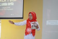 Salah satu siswa SD/MI membaca puisi pada kegiatan Bulan Bung Karno. 