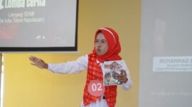 Salah satu siswa SD/MI membaca puisi pada kegiatan Bulan Bung Karno. 