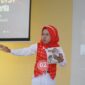 Salah satu siswa SD/MI membaca puisi pada kegiatan Bulan Bung Karno. 