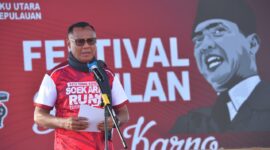 Wali Kota Tidore Kepulauan, Muhammad Senen saat membuka kegiatan fun run di Pantai Tugulufa dalam rangka semarak Bulan Bung Karno. 