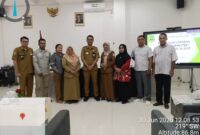 Pegawai cabang Dinas Pendidikan dan Kebudayaan Provinsi Maluku Utara wilayah Taliabu, Sofyan dan Sriwahyuni A. Karim (Batik Merah) mengikuti kegiatan di kantor BPKAD Malut. 