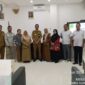 Pegawai cabang Dinas Pendidikan dan Kebudayaan Provinsi Maluku Utara wilayah Taliabu, Sofyan dan Sriwahyuni A. Karim (Batik Merah) mengikuti kegiatan di kantor BPKAD Malut. 