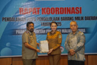 Gubernur Maluku Utara, Sherly Tjoanda Laos didampingi Ketua Satgas V.3 Pencegahan dan V.5 Penindakan Korsup Wilayah V KPK, Abdul Haris menyerahkan nota kesepahaman dengan Kepala Kantor Wilayah Pertanahan Nasional Malut. 