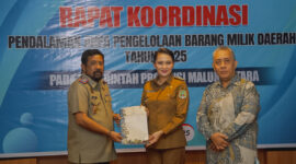 Gubernur Maluku Utara, Sherly Tjoanda Laos didampingi Ketua Satgas V.3 Pencegahan dan V.5 Penindakan Korsup Wilayah V KPK, Abdul Haris menyerahkan nota kesepahaman dengan Kepala Kantor Wilayah Pertanahan Nasional Malut. 