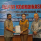 Gubernur Maluku Utara, Sherly Tjoanda Laos didampingi Ketua Satgas V.3 Pencegahan dan V.5 Penindakan Korsup Wilayah V KPK, Abdul Haris menyerahkan nota kesepahaman dengan Kepala Kantor Wilayah Pertanahan Nasional Malut. 