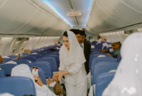 Gubernur Sherly Laos menjemput para jemah haji langsung dari kabin pesawat. 