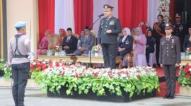Kapolres Kepulauan Sula, AKBP Kodrat Muh Hartanto, memimpin upacara HUT Bhayangkara ke 79.