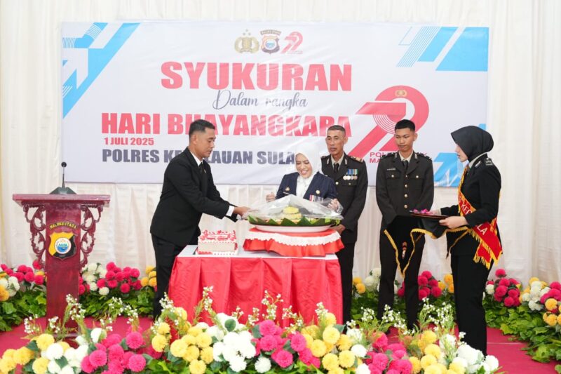 Bupati Kepulauan Sula, Fifian Adeningsi Mus menghadiri kegiatan HUT Bhayangkara ke-79. 