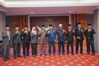 Foto bersama Wakil Gubernur Sarbin Sehe, Sekda Malut Samsudin A Kadir, Plt Kepala BKD Syam Sofyan dan para pejabat eselon III dan IV yang baru dilantik. 