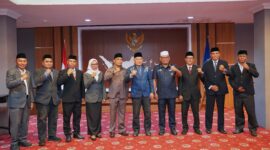 Foto bersama Wakil Gubernur Sarbin Sehe, Sekda Malut Samsudin A Kadir, Plt Kepala BKD Syam Sofyan dan para pejabat eselon III dan IV yang baru dilantik. 