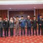 Foto bersama Wakil Gubernur Sarbin Sehe, Sekda Malut Samsudin A Kadir, Plt Kepala BKD Syam Sofyan dan para pejabat eselon III dan IV yang baru dilantik. 