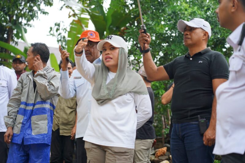 Bupati Kepulauan Sula, Fifian Adeningsi Mus turun langsung ke lokasi bencana. (Dokumentasi: Diskomdigi Kepulauan Sula) 