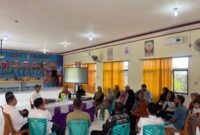 Plt Kepala Dimas Pendidikan dan Kebudayaan Provinsi Maluku Utara, Abubakar Abdullah duduk bersama dan berdiskusi dengan para guru. 