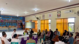 Plt Kepala Dimas Pendidikan dan Kebudayaan Provinsi Maluku Utara, Abubakar Abdullah duduk bersama dan berdiskusi dengan para guru. 