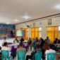 Plt Kepala Dimas Pendidikan dan Kebudayaan Provinsi Maluku Utara, Abubakar Abdullah duduk bersama dan berdiskusi dengan para guru. 