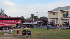 Pertandingan antara Sanana Lestari FC melawan Waibau 01 FC pada Turnamen Mini Soccer Kapolres Sula Cup ke-VIII. 