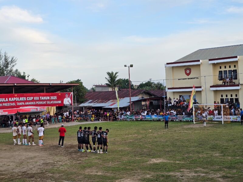 Pertandingan antara Sanana Lestari FC melawan Waibau 01 FC pada Turnamen Mini Soccer Kapolres Sula Cup ke-VIII. 