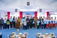 Wagub Malut, Sarbin Sehe berfoto bersama dengan para siswa SLB. 