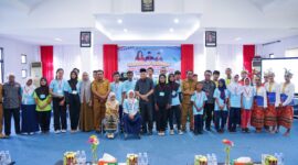Wagub Malut, Sarbin Sehe berfoto bersama dengan para siswa SLB. 