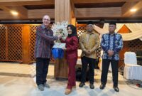 Bupati Kepulauan Sula, Fifian Adeningsi Mus saat mendapatkan penghargaan dari Kedubes Spanyol. 