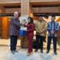 Bupati Kepulauan Sula, Fifian Adeningsi Mus saat mendapatkan penghargaan dari Kedubes Spanyol. 