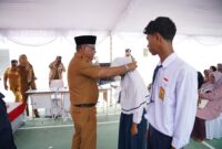 Sekprov Malut, Samsuddin A Kadir menyematkan tanda pengenal kepada siswa sekolah Rakyat