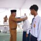 Sekprov Malut, Samsuddin A Kadir menyematkan tanda pengenal kepada siswa sekolah Rakyat