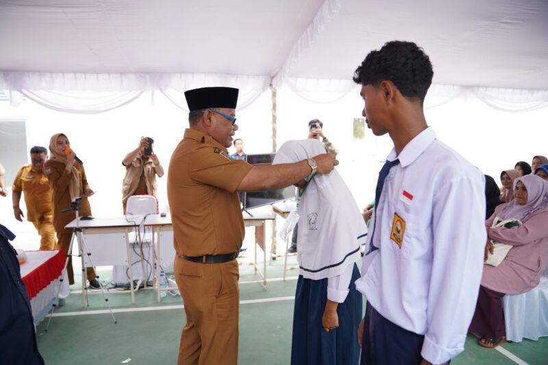 Sekprov Malut, Samsuddin A Kadir menyematkan tanda pengenal kepada siswa sekolah Rakyat