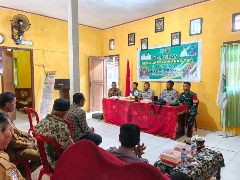 Pemdes Manaf saat mengelar Pelatihan Linmas kepada masyarakat. 