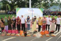 Wakil Gubernur Maluku Utara, Sarbin Sehe, didampingi Bupati Kepulauan Sula, Fifian Ade Ningsi Mus berfoto bersama para penerima bantuan. 