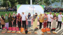 Wakil Gubernur Maluku Utara, Sarbin Sehe, didampingi Bupati Kepulauan Sula, Fifian Ade Ningsi Mus berfoto bersama para penerima bantuan. 
